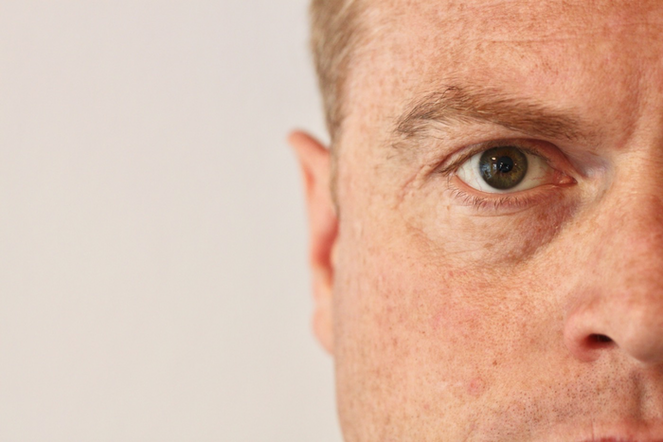 zu sehen ist ein Hälfte des Gesichtes mit einem Auge und Nase