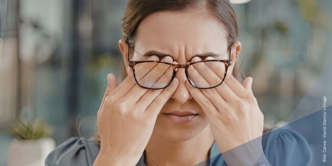 Frau mit Brille reibt sich die Augen zum Thema Glaskörpertrübung, Mouches volantes