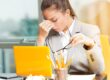 Gestresste Frau im Büro zum Thema Makulaödem durch Stress