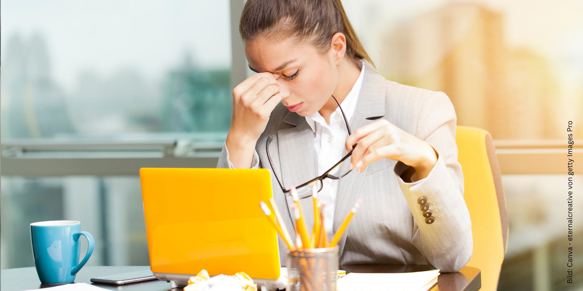 makulaoedem-durch-stress Gestresste Frau im Büro zum Thema Makulaödem durch Stress